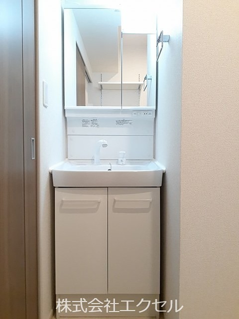 洗面設備　鏡付きの洗面台です。