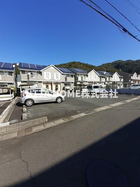 駐車場　敷地内に駐車場も完備♪