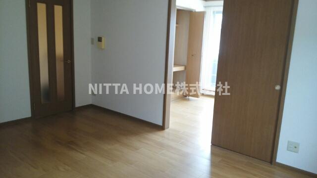 居室・リビング　リビング１０帖に洋室が３室あります◇