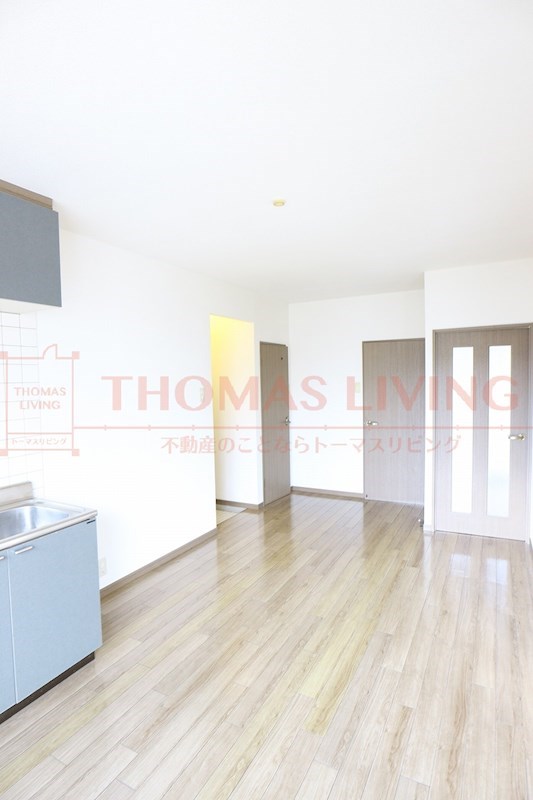 居室・リビング　バルコニーから光の入る明るいリビングです。