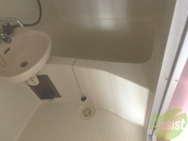 バス・シャワールーム　シンプルなお風呂です。一日の疲れをたっぷりと癒してくれます。