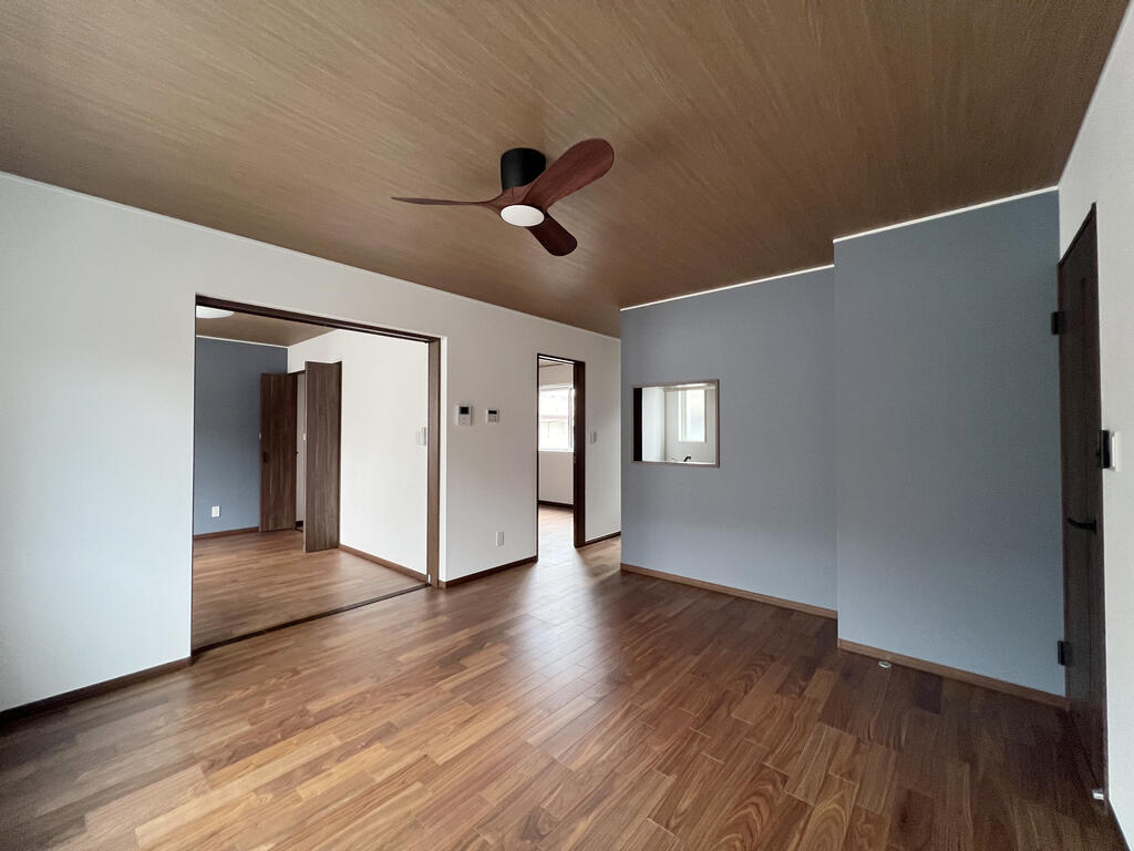 居室・リビング　オシャレなファン付照明完備。（全室照明・エアコン付）