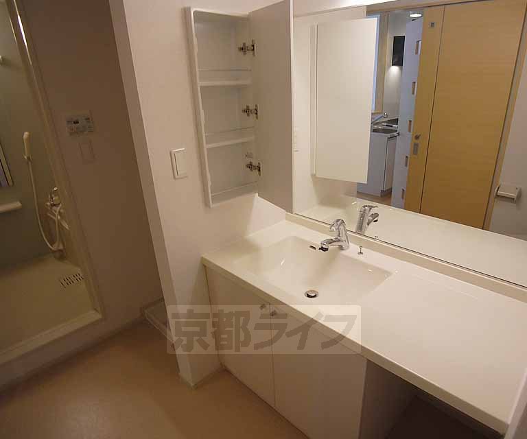 洗面設備　大きな鏡付です。