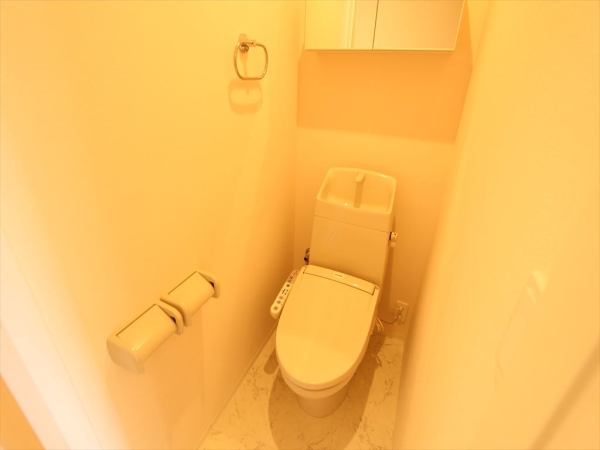 トイレ　温水シャワー付きトイレです