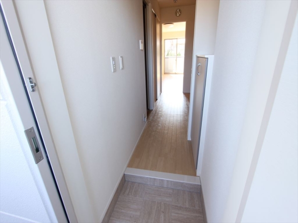 玄関　玄関を入るとキッチンがあります