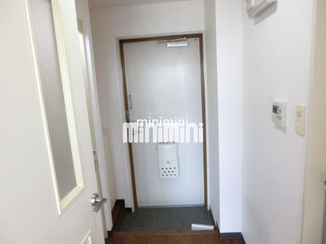 玄関　白を基調とした玄関です。