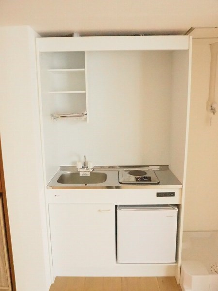 キッチン　冷蔵庫付きのキッチンです。※別部屋参考写真