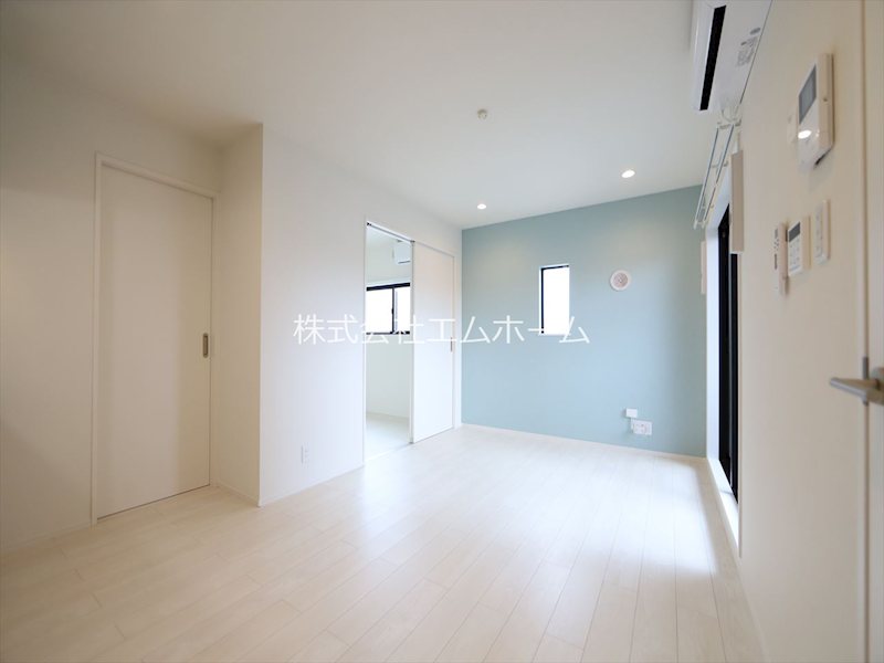 居室・リビング　ＬＤＫ8.8帖　システムキッチン　エアコン完備