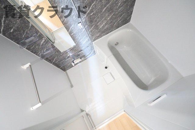 バス・シャワールーム　アクセントパネルがシックで落ち着いた雰囲気の浴室です！