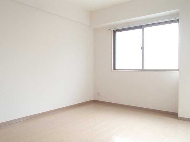 居室・リビング　別部屋、類似写真掲載。白を基調とした清潔感のあるお部屋です。
