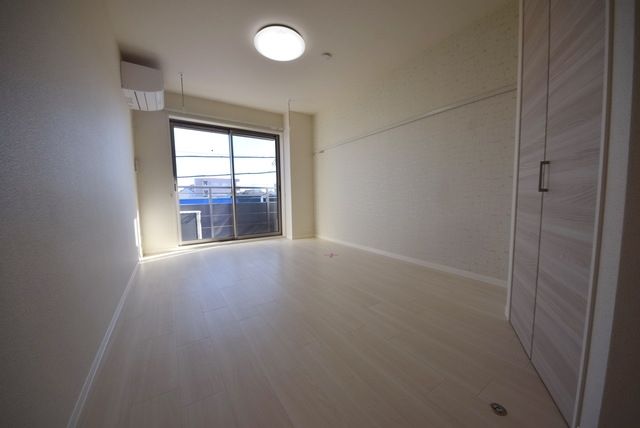 居室・リビング　同建物のお部屋の写真です（305号室）