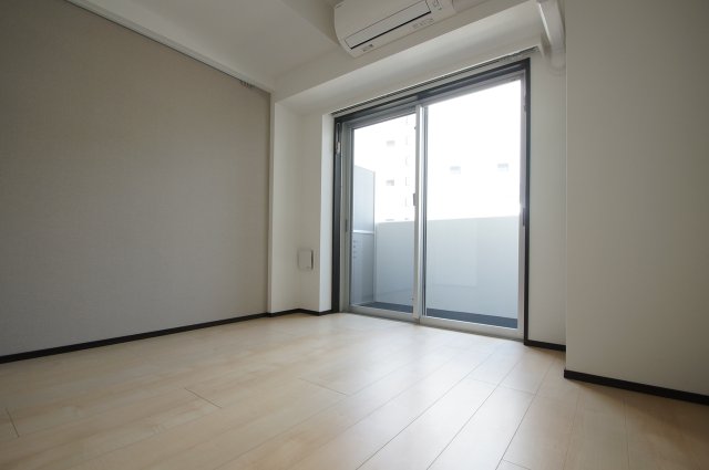 居室・リビング　明るい色の床材を使用したお部屋です