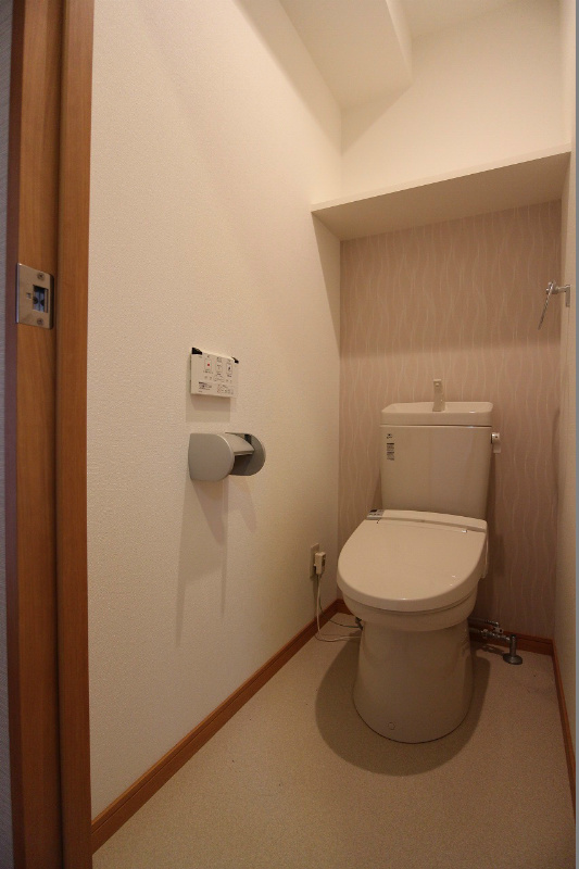 トイレ　温水洗浄便座付き。