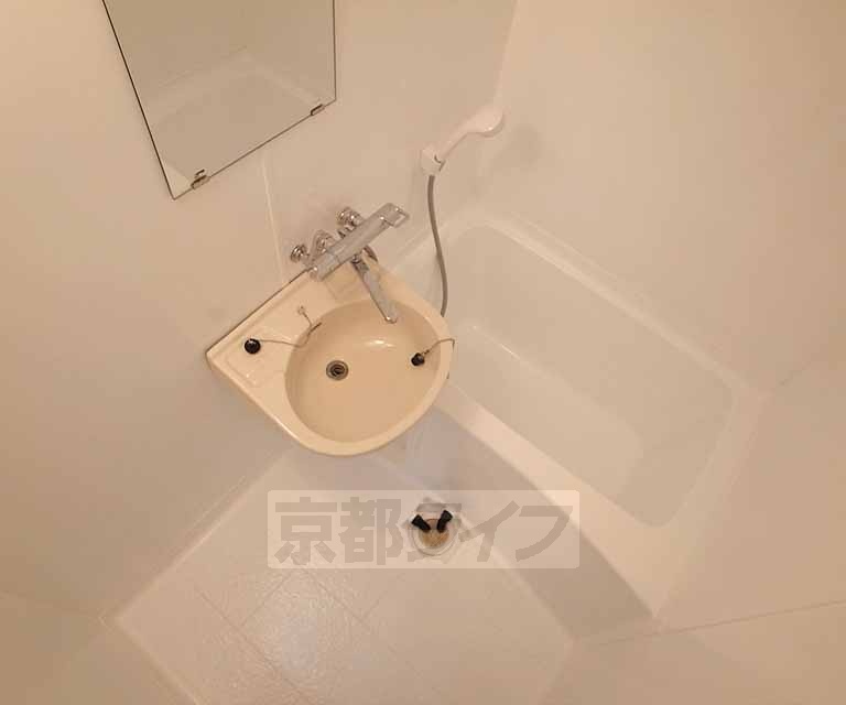 バス・シャワールーム　清潔感あるお風呂です。