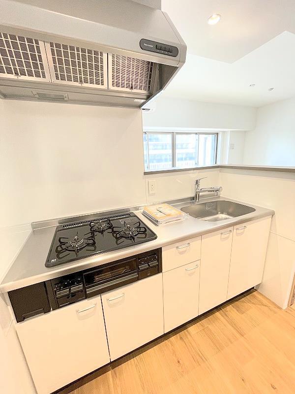 キッチン　システムキッチン・グリル付き３口ガスコンロ
