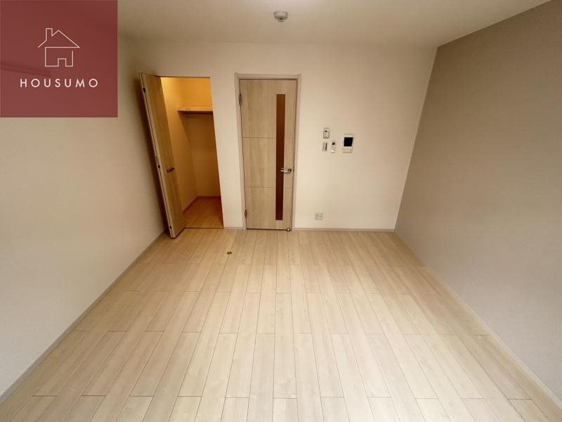 その他部屋・スペース　落ち着いた色調の寝室です