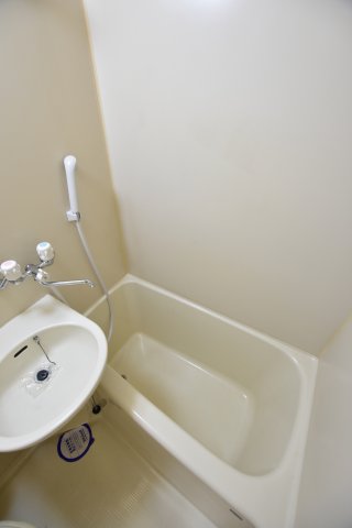 バス・シャワールーム　同物件、別号室の参考写真です。