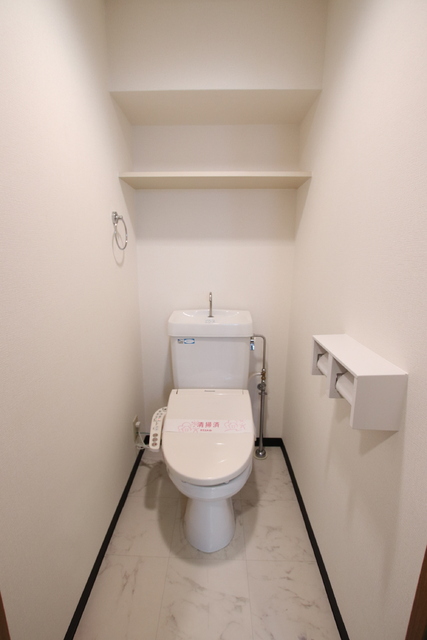 トイレ　温水洗浄便座付きのトイレです♪
