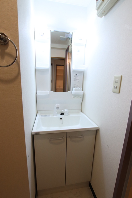 洗面設備　シャワー付きの洗面化粧台♪