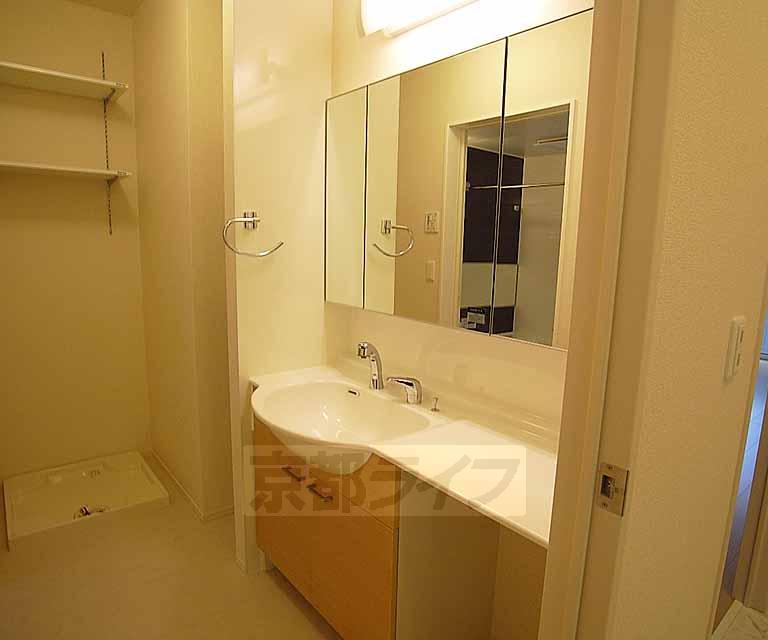 洗面設備　・写真は類似物件に付き、実物と異なります。