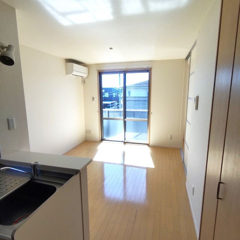 居室・リビング　※別号室の写真となります。