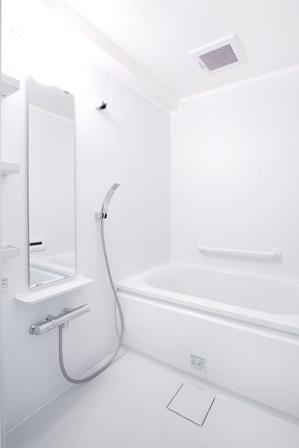 バス・シャワールーム　足がのばせる広々バスタブでリラックス