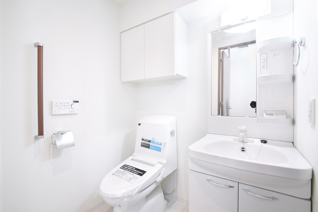 トイレ　独立洗面台も付いています