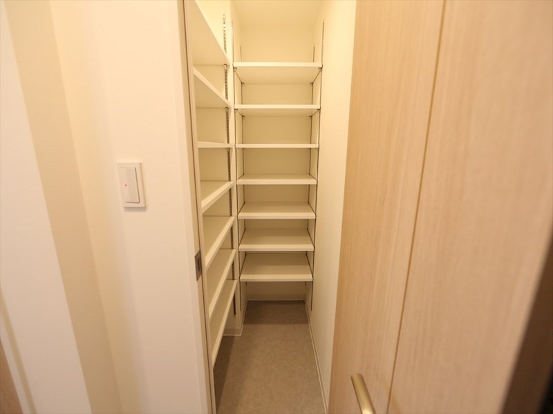 玄関　玄関　シューズクローク付（収納充実してます）