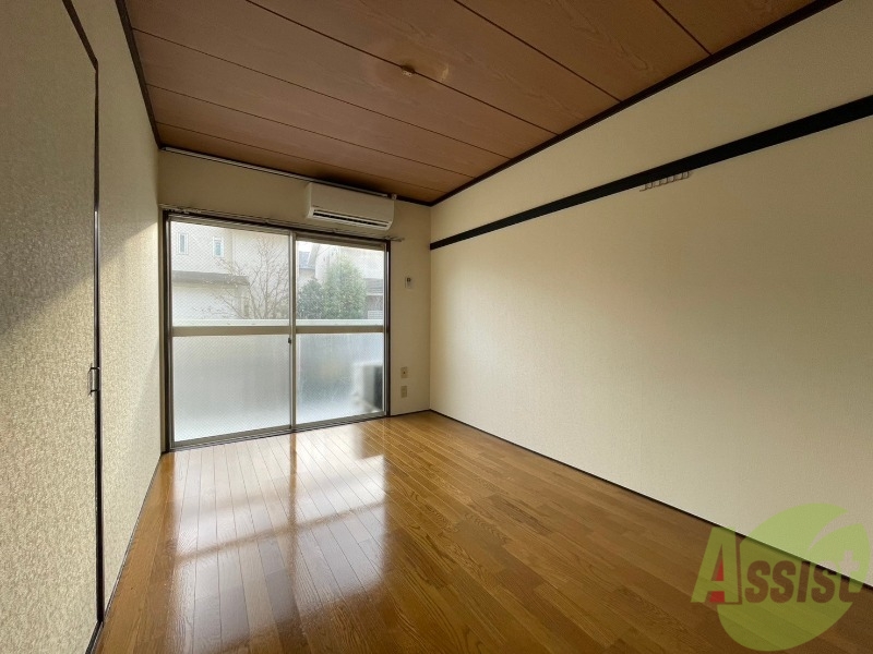 居室・リビング　こちらは６帖の洋室になります。日当たり良好です。