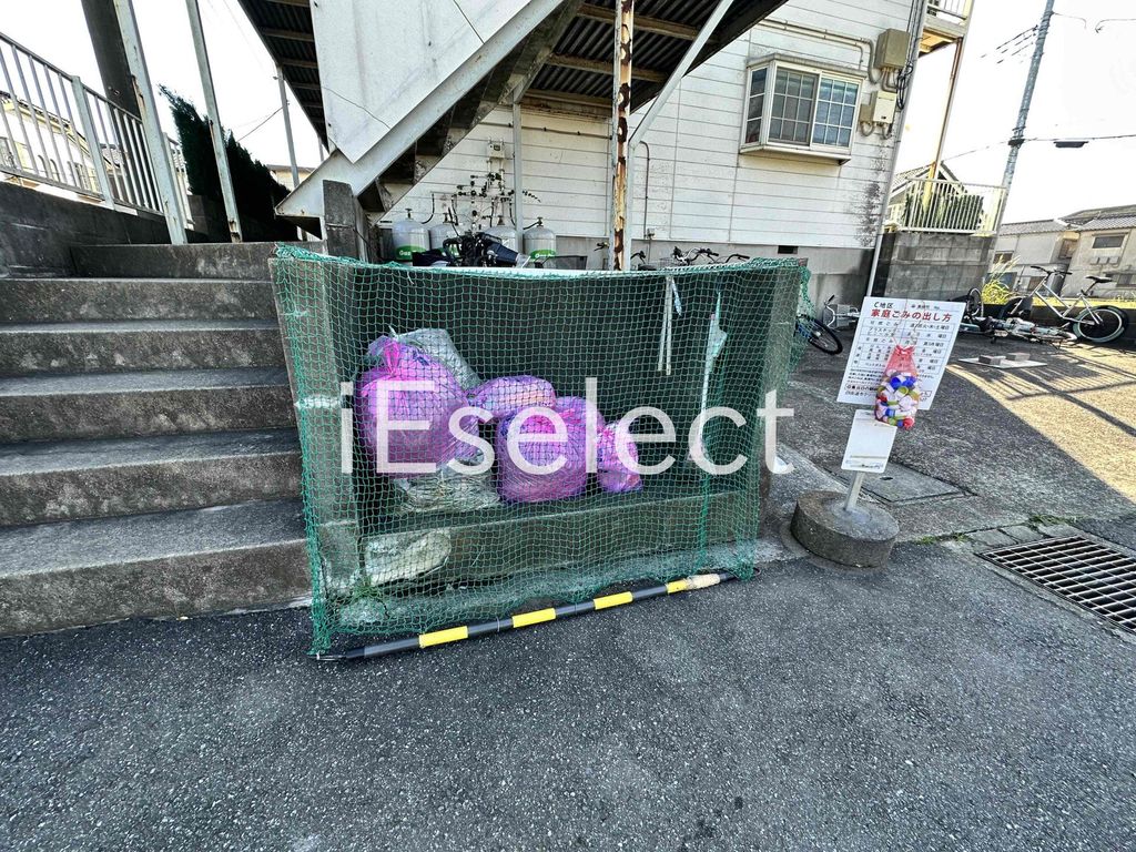 その他共有部分　敷地内にごみ捨て場があるので便利ですね♪