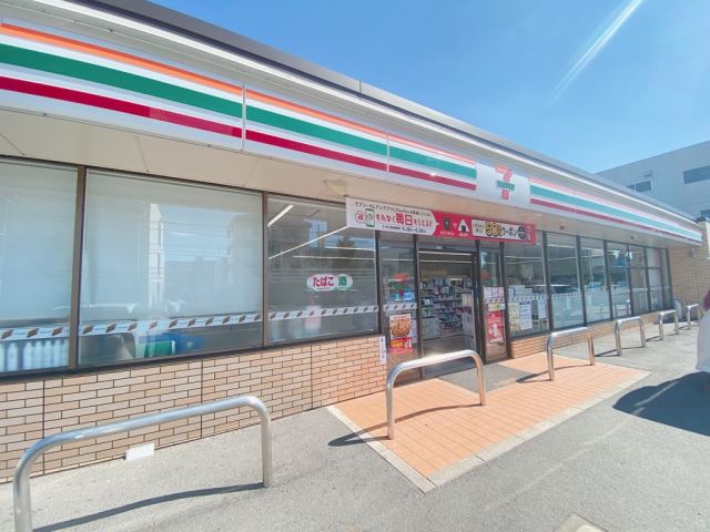 コンビニ　セブンイレブン（コンビニ）まで300m