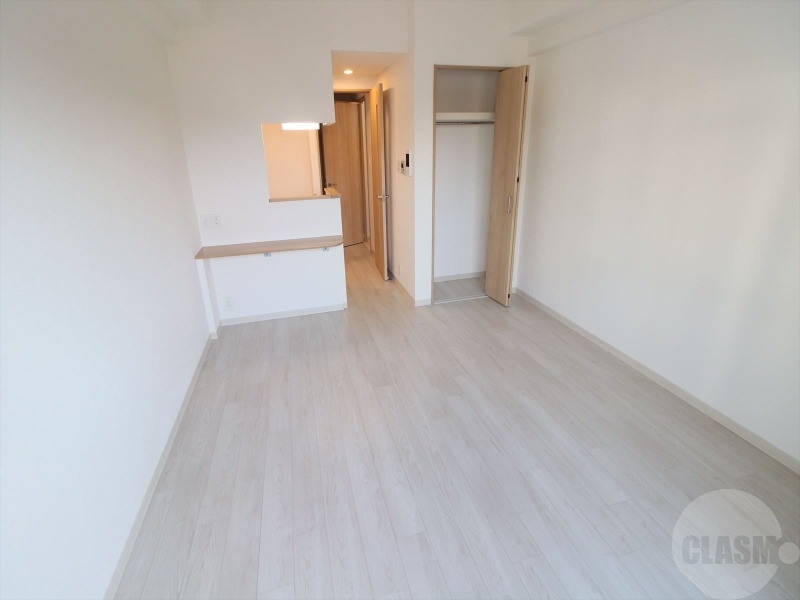 居室・リビング　８．４帖の洋室です