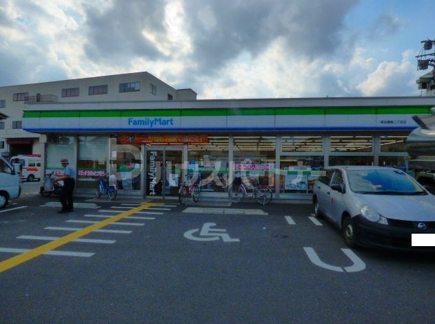 コンビニ　ファミリーマート草加瀬崎二丁目店（コンビニ）まで300m