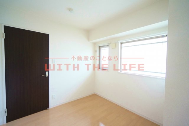 その他部屋・スペース　落ち着いた色調の寝室です