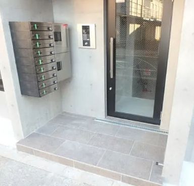 エントランス　落ち着いたエントランスです