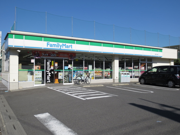 コンビニ　ファミリーマート（コンビニ）まで110m