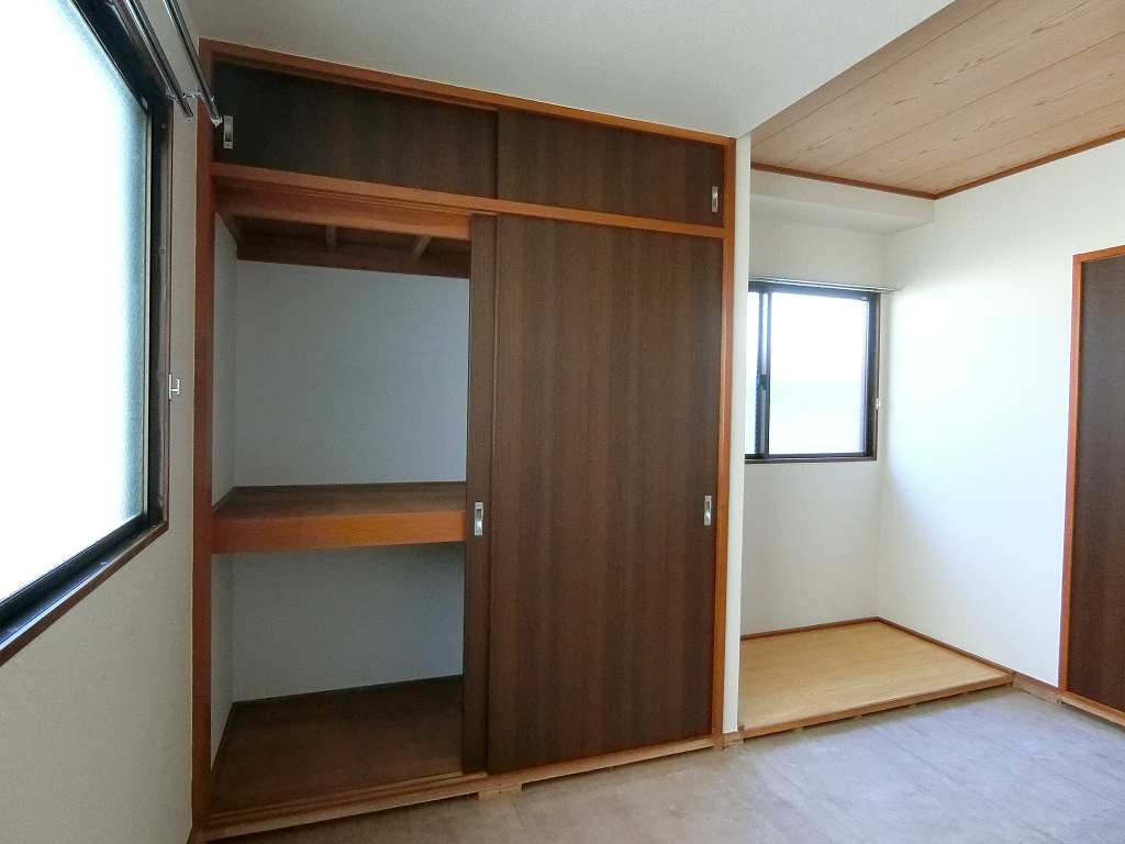 収納　和室天袋付収納　明るい角部屋、板の間付で広く使えます。