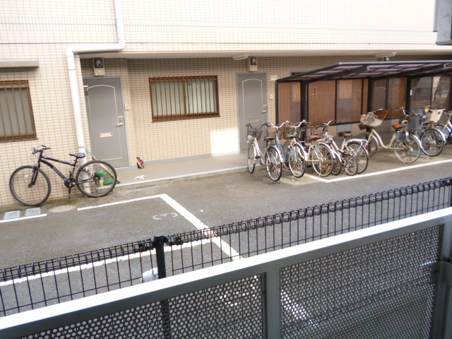 バルコニー　南向き、前面棟との距離あります。