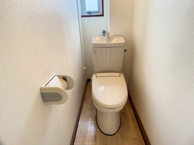 トイレ　掲載写真は同型モデルを掲載しており実際のお部屋と仕様等が異な