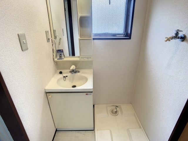 洗面設備　掲載写真は同型モデルを掲載しており実際のお部屋と仕様等が異な