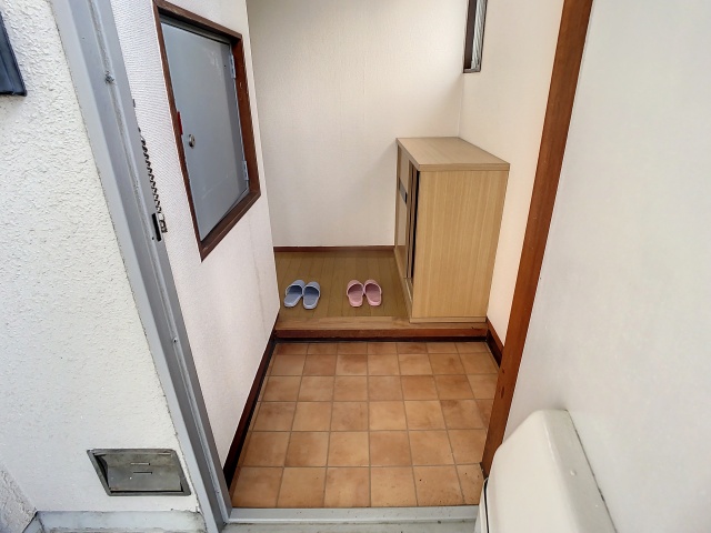 玄関　掲載写真は同型モデルを掲載しており実際のお部屋と仕様等が異な