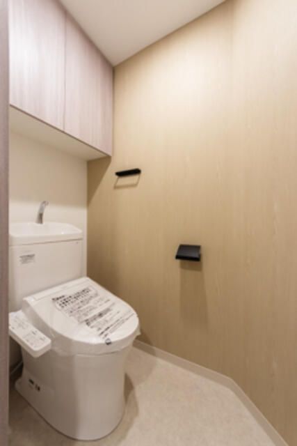 トイレ　落ち着いた色調のトイレです