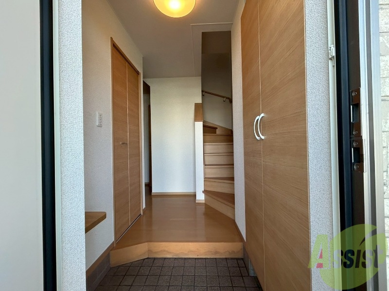 玄関　玄関の様子です。明るい印象ですね。気分もあがりそう。