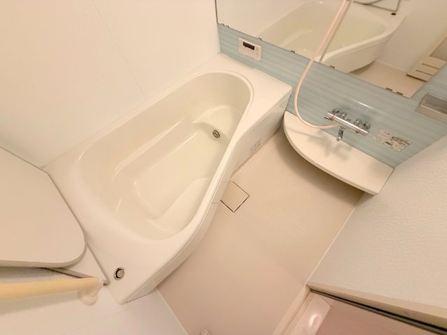 バス・シャワールーム　広めのお風呂は一日の疲れを癒してくれます。