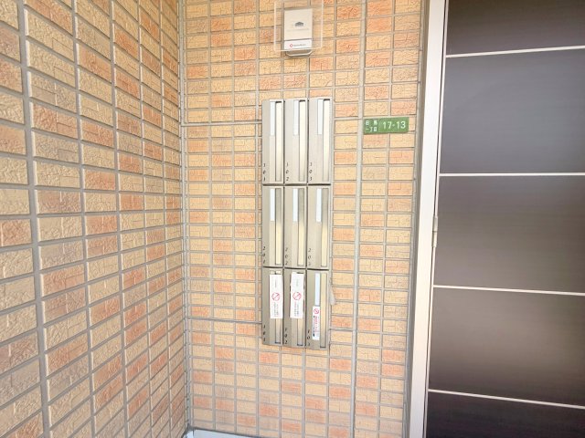 ロビー　ロビーにある各部屋毎のメールボックス。