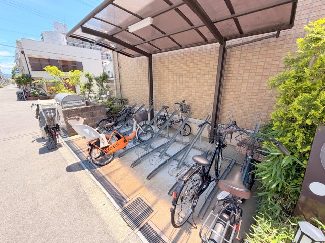 駐車場　敷地内には入居者専用の駐輪スペースもあります。