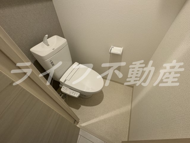 トイレ　落ち着いた色調のトイレです