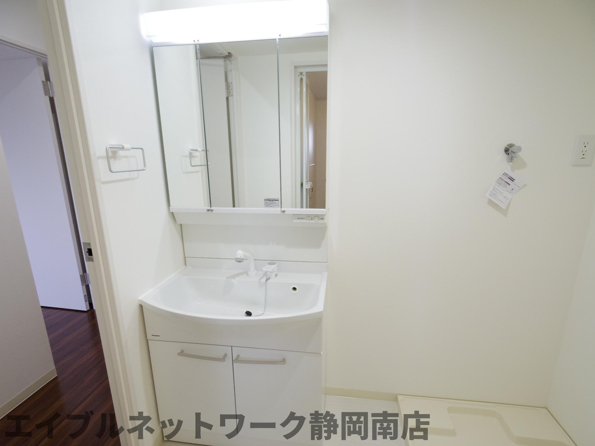 洗面設備　明るい洗面所です