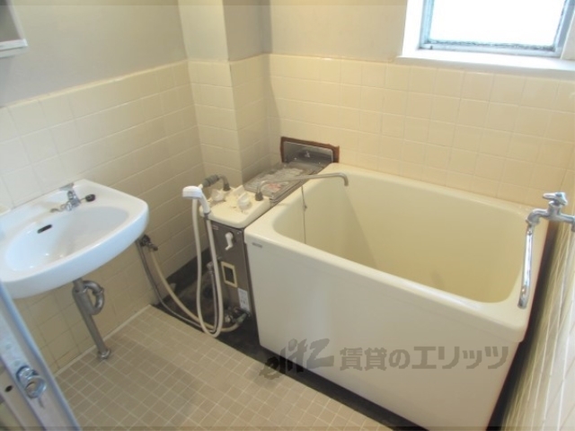 バス・シャワールーム　お風呂とトイレ別々です。