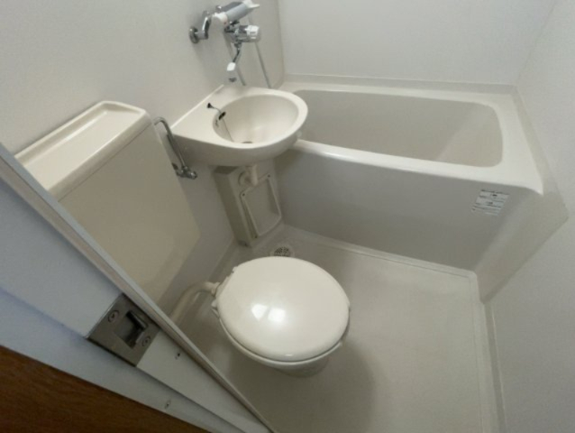 トイレ　別部屋のお写真となります。